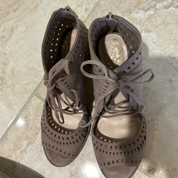 Vince Camuto Tarita Laser Cutout Lace Up Tan Heels—Women’s Size 7 - Picture 4 of 5